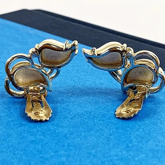 Vintage Kramer White Milk Glass Rhinestone Clip Earrings, Silver,Designer Signed - Picture 4 of 6